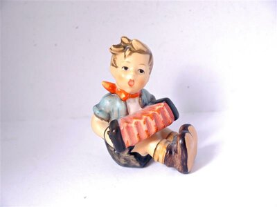 Goebel Hummelfigur - Junge mif Ziehharmonika 1992