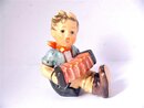 Goebel Hummelfigur - Junge mif Ziehharmonika 2000