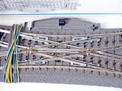 Mrklin 24624 H0 C-Gleis Doppel-Kreuzungsweiche mit Antrieb + Laterne