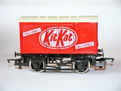 Hornby R.722 H0 Güterwagen - Kit Kat - Closed Van