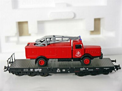 Mrklin 48671 H0 Schwerlastwagen SSym mit Feuerwehr-Bergekran