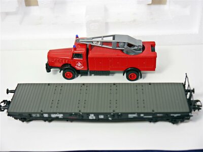 Mrklin 48671 H0 Schwerlastwagen SSym mit Feuerwehr-Bergekran