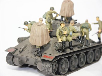 Militr Modell Russischer Panzer mit 9 Soldaten lackiert 1:35