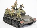 Milit�r Modell Russischer Panzer mit 9 Soldaten lackiert...