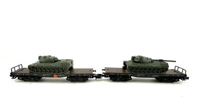 Arnold 4970 N 2 Flachwagen SSmks mit Panzer Ep.III der DB