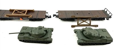 Arnold 4970 N 2 Flachwagen SSmks mit Panzer Ep.III der DB
