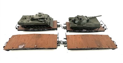 Roco 46380 H0 4 Schwerlastwagen Rlmmp mit Panzer