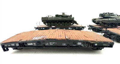 Roco 46380 H0 4 Schwerlastwagen Rlmmp mit Panzer