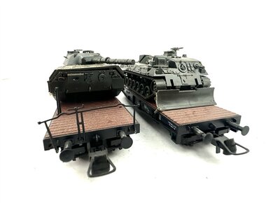Roco 46380 H0 4 Schwerlastwagen Rlmmp mit Panzer