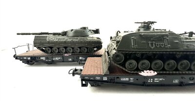 Roco 46380 H0 4 Schwerlastwagen Rlmmp mit Panzer