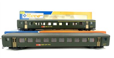Roco 44337 + 44324 H0 2 Personenwagen der SBB