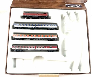 Mrklin 8901 Zugset mit Diesellok BR 216 + 3 Personenwagen Spur Z