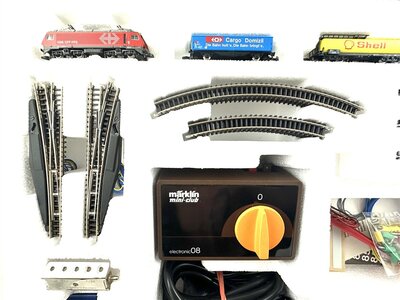 Mrklin 8185 Startset mit Elektrolok Re 4/4 der SBB in Spur Z