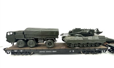 Roco + Lima H0 Flachwagen mit Milit�r-Fahrzeugen