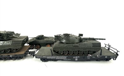 Roco + Lima H0 Flachwagen mit Milit�r-Fahrzeugen