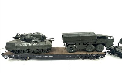 Roco + Lima H0 Flachwagen mit Milit�r-Fahrzeugen