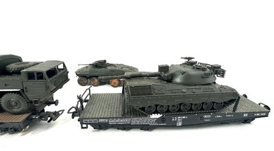 Roco + Lima H0 Flachwagen mit Milit�r-Fahrzeugen