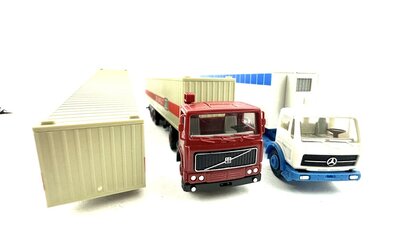 Herpa H0 MB Volvo Container-Sattelzug und Hngerzug Plaza