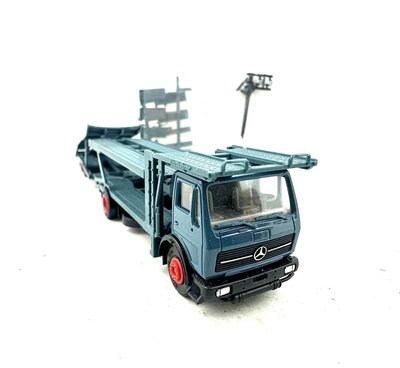 Herpa MB Autotransporter in blau 1:87