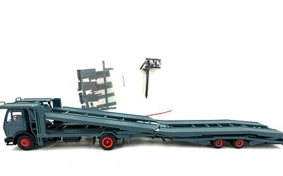 Herpa MB Autotransporter in blau 1:87