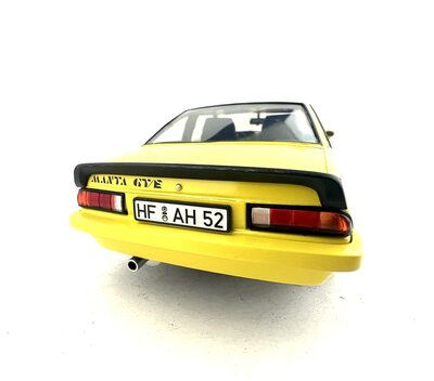 Revell 08421 Modellauto Opel Manta GT/E 1:18
