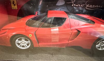 Hot Wheels Modellauto Enzo Ferrari 1:18