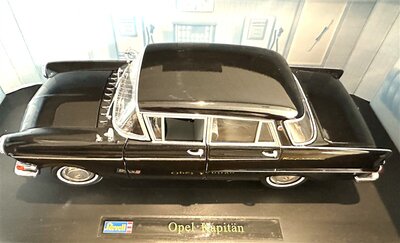Revell 08822 Modellauto Opel Kapit�n 1:18