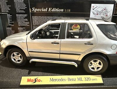 Maisto Modellauto Mercedes-Benz ML 320 1997 1:18