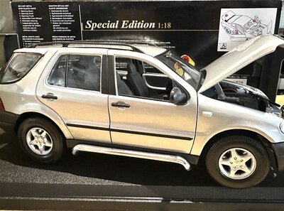 Maisto Modellauto Mercedes-Benz ML 320 1997 1:18