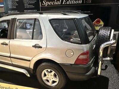 Maisto Modellauto Mercedes-Benz ML 320 1997 1:18