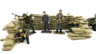 K�belwagen mit 9 Soldaten Weltkrieg II 1:35