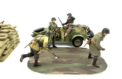 K�belwagen mit 9 Soldaten Weltkrieg II 1:35