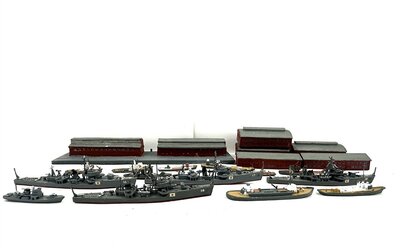 Hafen mit 14 Kriegschiffen lackiert 1:700