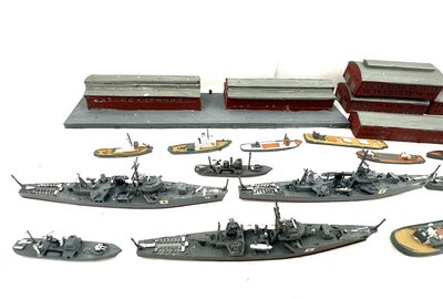 Hafen mit 14 Kriegschiffen lackiert 1:700