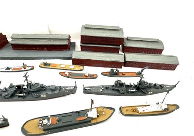 Hafen mit 14 Kriegschiffen lackiert 1:700