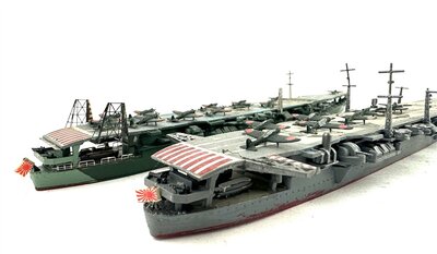 Hasegawa 2 Flugzeugtr�ger Zuiho / Syoho lackiert 1:700