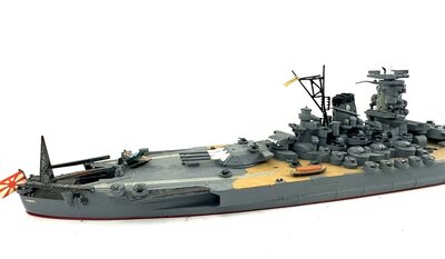 Tamiya Yamato Kriegsschiff lackiert 1:700