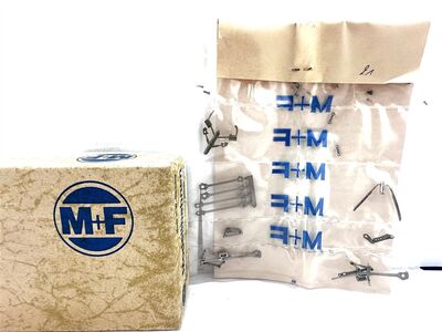 Nahaufnahme des originalverschwei�ten Kunststoff-T�tchens des M+F 0369 Zur�stsatzes mit dem werksseitig fertig genieteten Metallgest�nge.
