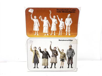 Preiser 64002 WWII Winkende Zivilisten am Stra�enrand 1:35