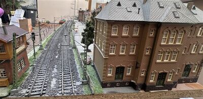 H0 Regal-Diorama Urbane H�userzeile 2-gleisig mit Profi-Oberleitung