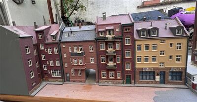 H0 Regal-Diorama Urbane H�userzeile 2-gleisig mit Profi-Oberleitung
