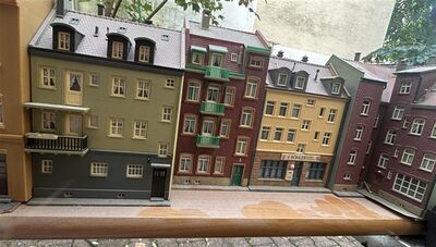 H0 Regal-Diorama Urbane H�userzeile 2-gleisig mit Profi-Oberleitung