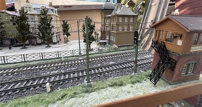 H0 Regal-Diorama Urbane H�userzeile 2-gleisig mit Profi-Oberleitung