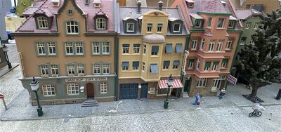 H0 Regal-Diorama Urbane H�userzeile 2-gleisig mit Profi-Oberleitung