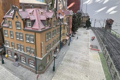 H0 Regal-Diorama Urbane H�userzeile 2-gleisig mit Profi-Oberleitung