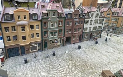 H0 Regal-Diorama Urbane H�userzeile 2-gleisig mit Profi-Oberleitung