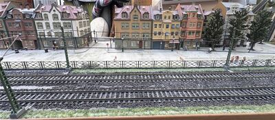 H0 Regal-Diorama Urbane H�userzeile 2-gleisig mit Profi-Oberleitung