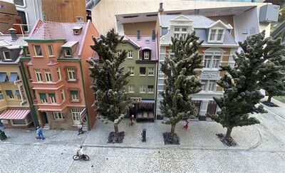 H0 Regal-Diorama Urbane H�userzeile 2-gleisig mit Profi-Oberleitung
