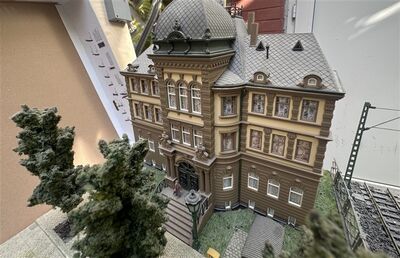 H0 Regal-Diorama Urbane H�userzeile 2-gleisig mit Profi-Oberleitung