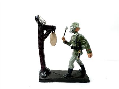 Lineol WWII Gas-Alarm | Soldat mit Gasmaske & Gong 7,5 cm